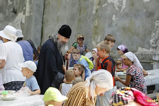 Наместник Лавры архиепископ Арсений в трапезной с детьми