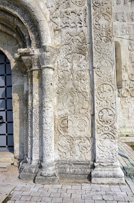 Белокаменная резьба