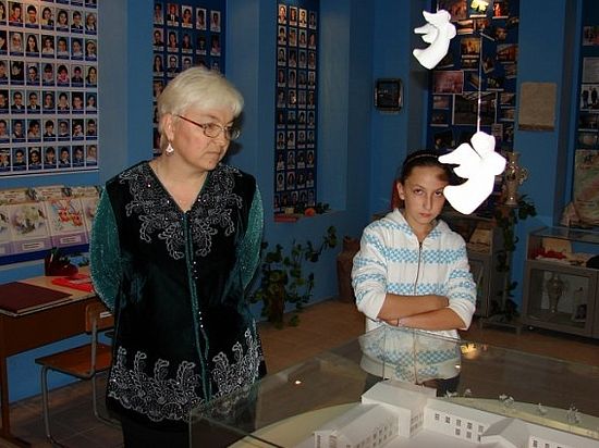 Надежда Гуриева-Цалоева с дочкой Ирой в школьном Музее памяти. 2008 год