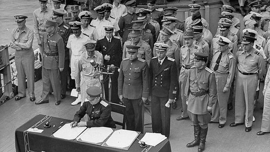 Церемония подписания Акта о капитуляции Японии. Представитель СССР генерал К.Н. Деревянко подписывает акт.