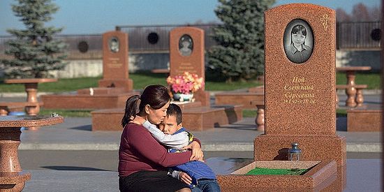Марина Пак и ее приемный сын Герман у могилы погибшей дочери Светланы