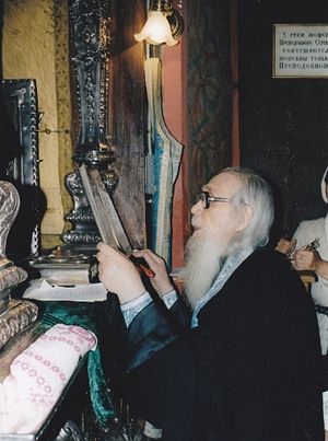 Архимандрит Кирилл служит у мощей преподобного Сергия