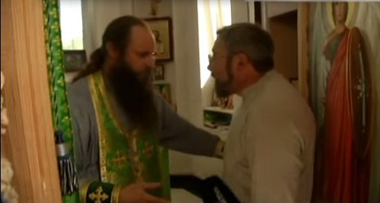 The day before. A "priest" from the "Kiev Patriarchate" tries to get into the altar. Capture from a video by "Надзвичайні новини. ICTV".