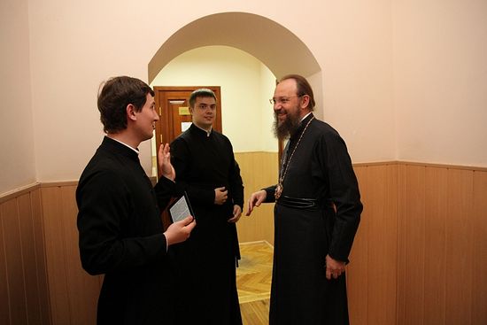 Митрополит Антоний (Паканич) с семинаристами. Фото: orthodoxy.org.ua