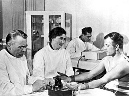 11 апреля 1961 г. И.Т.Акулиничев и А.Р.Котовская проводят обследование Юрия Гагарина. На заднем плане – психолог Ф.Д.Горбов