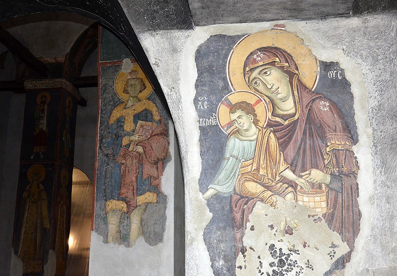 Богородица Милостивая со Христом, питателем сирот. Фреска XIII в.. Фото: иеромонах Игнатий (Шестаков)