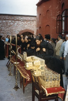 Во время всенощного бдения в монастыре Григориат. Начало 1990-х годов