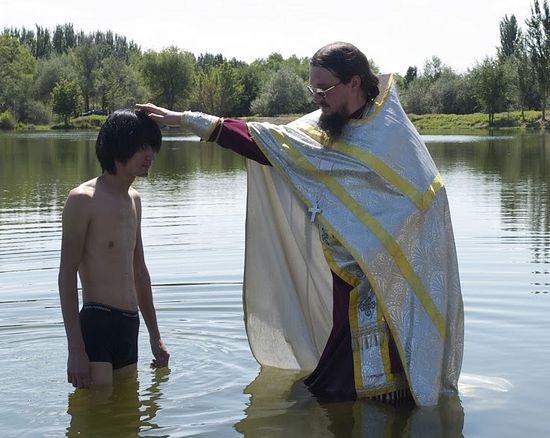 Отец Даниил Сысоев совершает Таинство Крещения