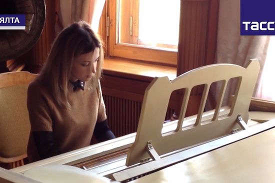 Наталија Поклонска свира клавир царице Александре Фјодоровне