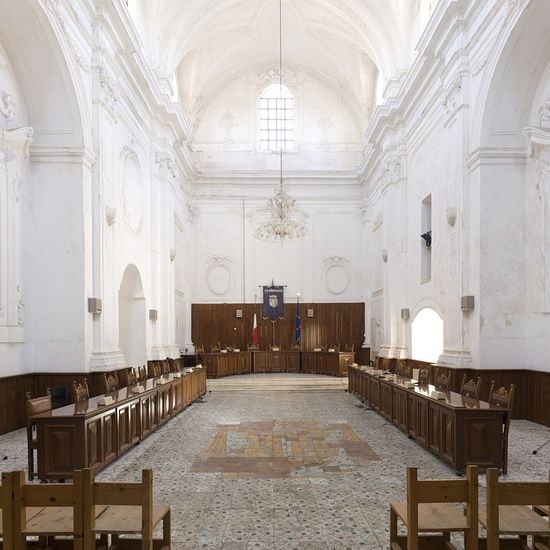 Υπάρχουν βεβαίως λάβει άψογη λύσεις ηθικά: Αίθουσα συνεδριάσεων στην Εκκλησία του Αγίου .. Philomena σε Ugento