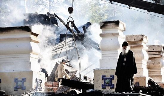 Архиепископ Екатеринбургский и Верхотурский Викентий на пепелище. 14 сентября 2010 г.