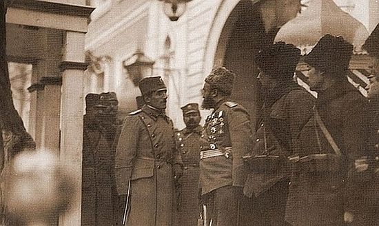 Принц Александар Карађорђевић са руским официрима и војницима