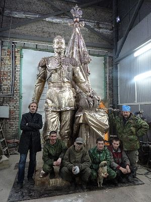 Скульптор А.Н. Ковальчук (стоит слева) в мастерской