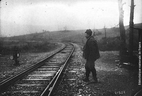 Стражар поред пруге 1914. године