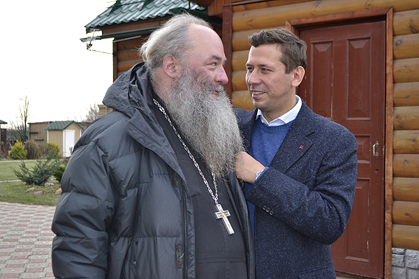 Андрей Мерзликин со своим духовным отцом протоиереем Алексием Волосенко