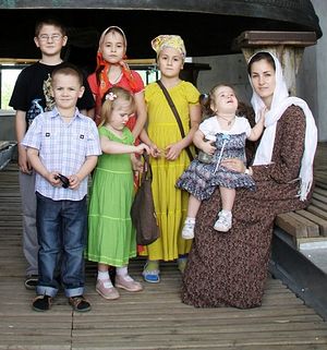 Матушка Юлия Артамонова с детьми
