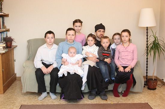 Священник Филипп Ильяшенко с семьей
