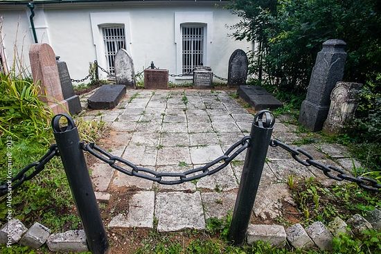 Надгробия из черного гранита – Сергея Рачинского и Марии Толстой