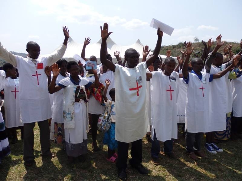 Массовое крещение в Восточной Африке