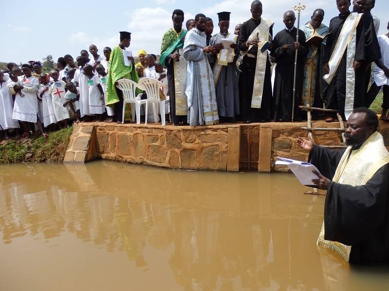 Массовое крещение в Восточной Африке