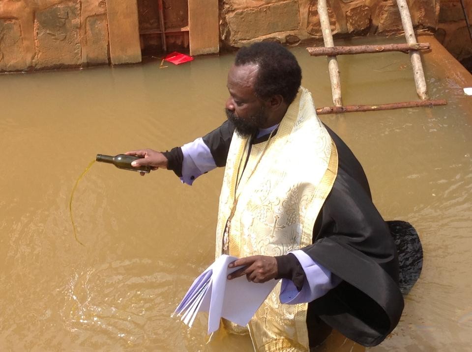 Массовое крещение в Восточной Африке