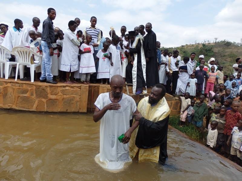 Массовое крещение в Восточной Африке