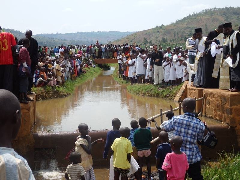 Массовое крещение в Восточной Африке