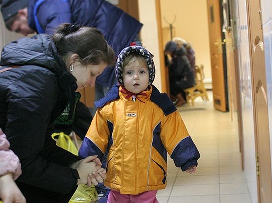 Двухлетняя Вера Бондаренко с мамой.