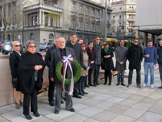 Екипа представе "Солунци говоре" положила вијенац код споменика руском цару Николају, фото: СРНА