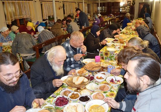 В монастырской трапезной