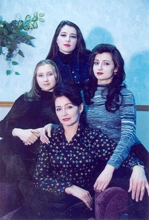 Людмила Зонова с дочерьми