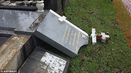 Надгробие Анатолия Закрочимского. "Это так жестоко" - говорит его 84-летняя вдова