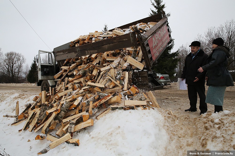 О том, как дрова вручали.  Фото: Владимир Ештокин / Православие.Ru