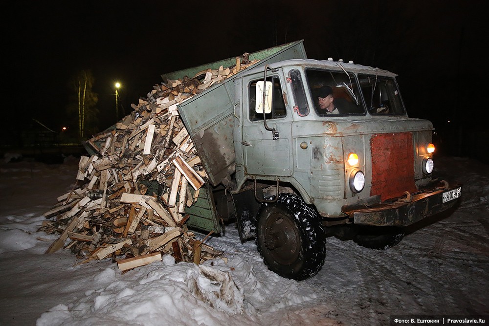 О том, как дрова вручали.  Фото: Владимир Ештокин / Православие.Ru