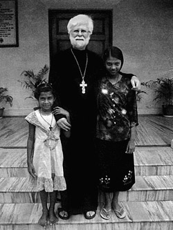 Иерей Пол Мартин с детьми из приюта