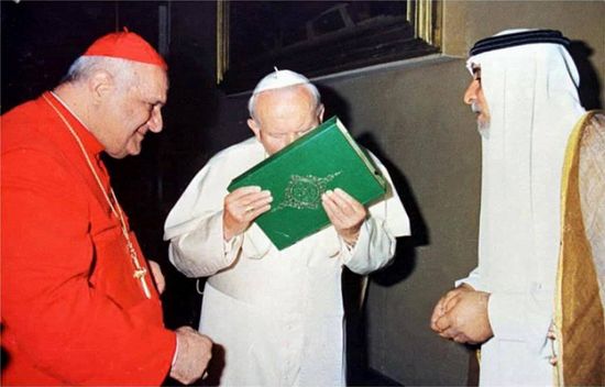 Папа Римский Иоанн Павел II целует Коран