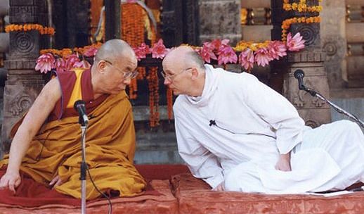 Далай Лама и католический свящ. Лоуренс Фримен, практикующий медитации