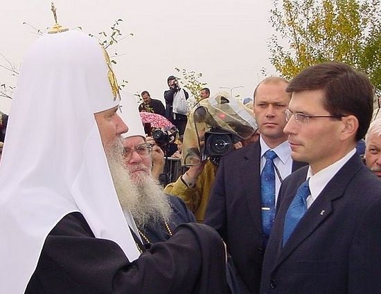 Ныне покойный Патриарх Московский и всея Руси Алекcий II и советник мэра Таллина Макс Каур во время церемонии закладки краеугольного камня храма в Ласнамяэ (2003 г.).