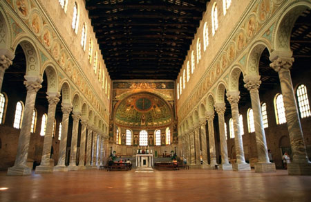 Интерьер базилики Сант-Аполлинаре-ин-Классе. VI век