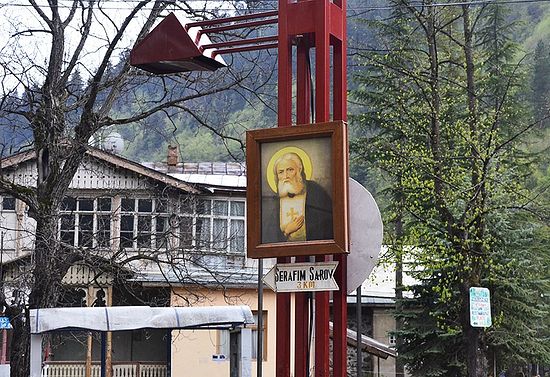 The sign indicating direction to the Church in Borjomi.