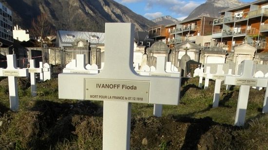 Кресты на воинском кладбище в Гренобле после реконструкции. фото: Сергей Дыбов 