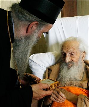 Митрополит Амфилохий навещает больного Патриарха Павла