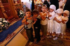 Воспитанники детского приюта в церкви в честь иконы Божьей Матери «Всех Скорбящих Радость»