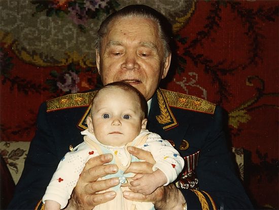 Борис Сергеевич Лихачев с внуком Олегом. 1993 г.