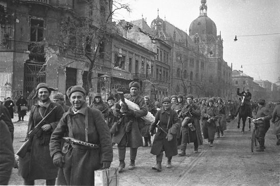 Колонна советских солдат на улицах Будапешта. Фото Евгения Халдея