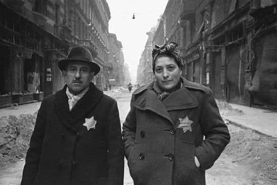Освобожденные из гетто Будапешта. Фото Евгения Халдея