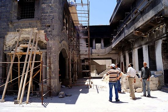 Хомс. Рабочие восстанавливают одну из древнейших христианских церквей мира - церковь Пояса Богородицы, пострадавшую в результате боев