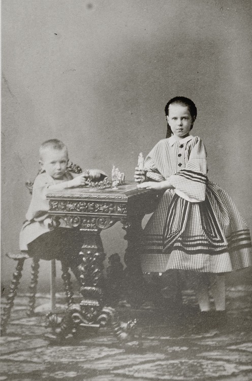 Великий князь Сергий Александрович со своей сестрой Марией. 1861 г.. Фотография из собрания английской Королевской Семьи