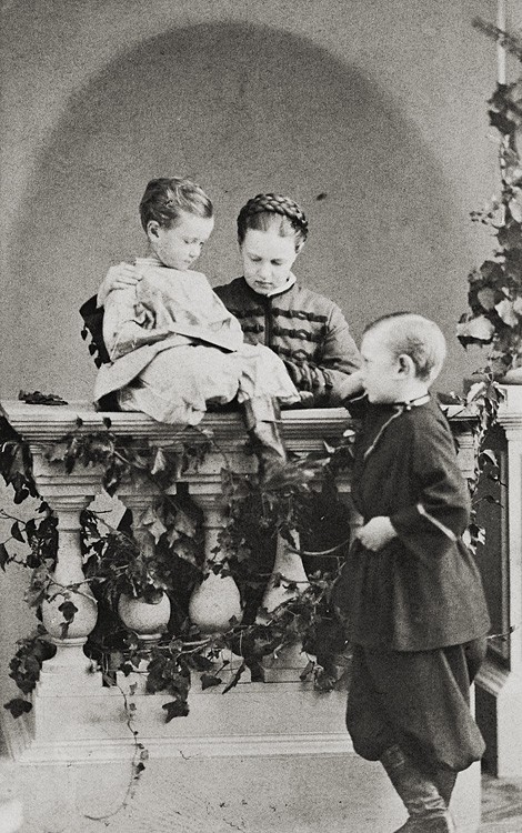 Великая княгиня Мария Александровна, Великий князь Сергий Александрович и Великий князь Павел Александрович. 1863 г.. Фотография из собрания английской Королевской Семьи