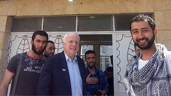 Сенатор США Джон МакКейн в Сирии. 2013 г. Позади него Абу Бакр Аль-Багдади, глава ИГИЛ. Слева Абу Муса, офицер ИГИЛ.